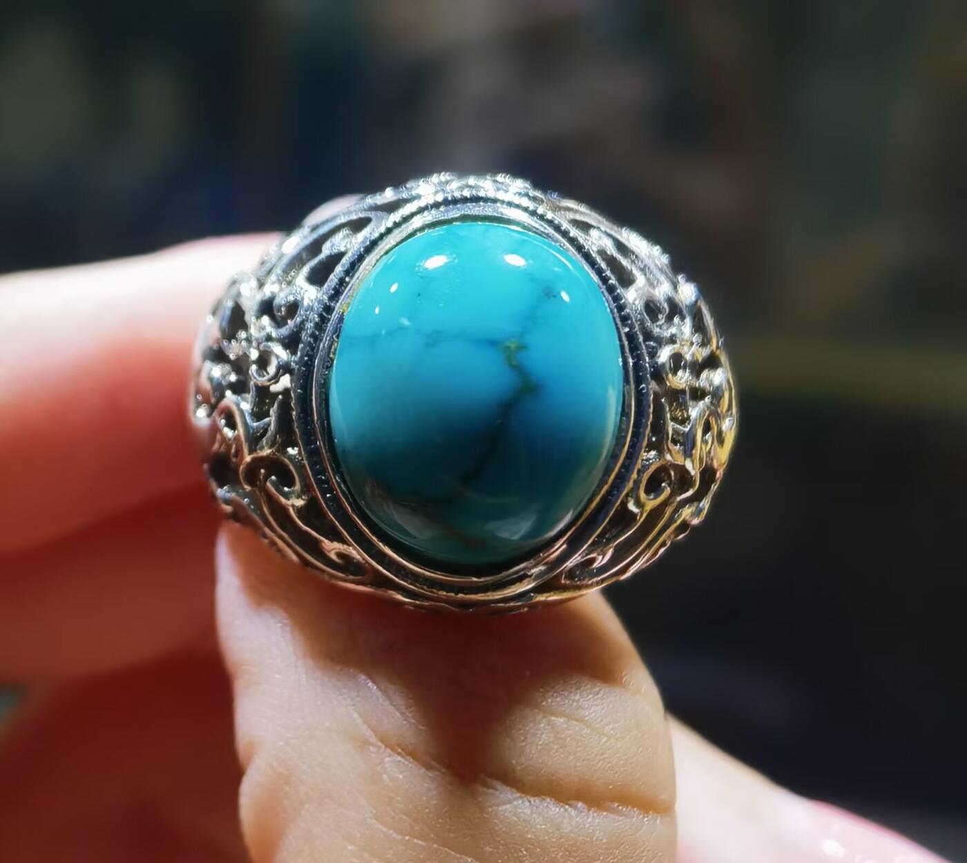 原矿高瓷蓝松石男款戒指，原矿绿松石、无优化，无染色高瓷，高密度，可见天然铁线，裸石尺寸:13mm*11mm纯银镂空镶嵌可调节圈口！