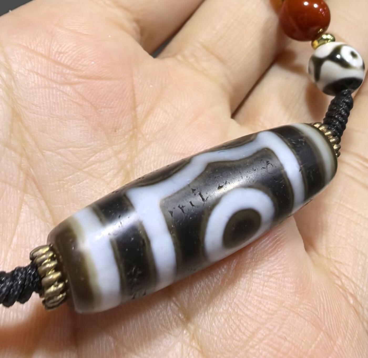 宝盖三眼天珠项链锁骨链吊坠挂件男女款，这款天珠（熊猫三眼天珠）又成"宝盖三眼天珠"咬线清晰，胎脂油润，晕色独特！
尺寸:3.7*1.1cm