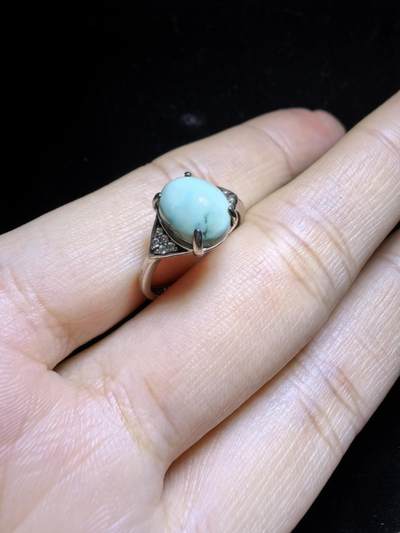 原矿无优化绿松石女款戒指，高瓷，无优化，清新淡雅。纯银镶嵌可调节指圈。裸石尺寸：0.9cm*0.7cm