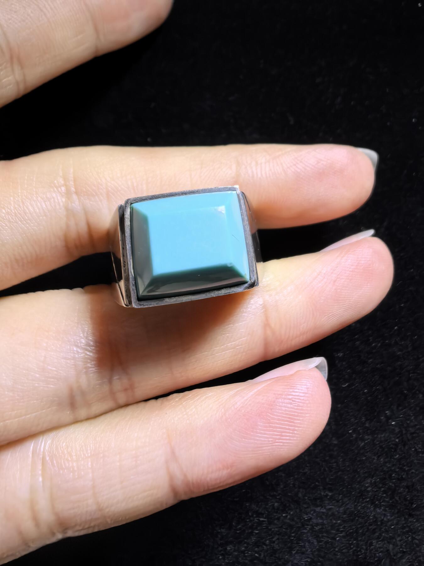 原矿绿松石男款戒指，无优化，高瓷蓝，零铁线，裸石干净，尺寸：1.3cm*1.1cm圈口21