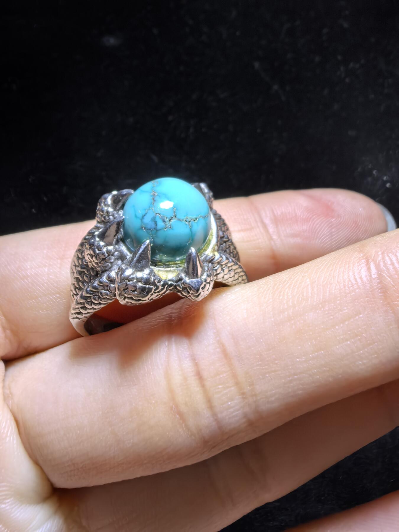 原矿绿松石高瓷蓝男款戒指，无优化，可见天然铁线，纯银镶嵌可调节指圈。裸石尺寸：1.1cm