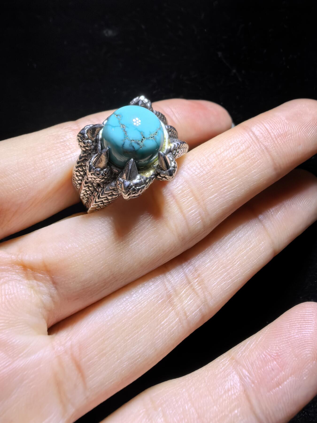 原矿绿松石高瓷蓝男款戒指，无优化，可见天然铁线，纯银镶嵌可调节指圈。裸石尺寸：1.1cm