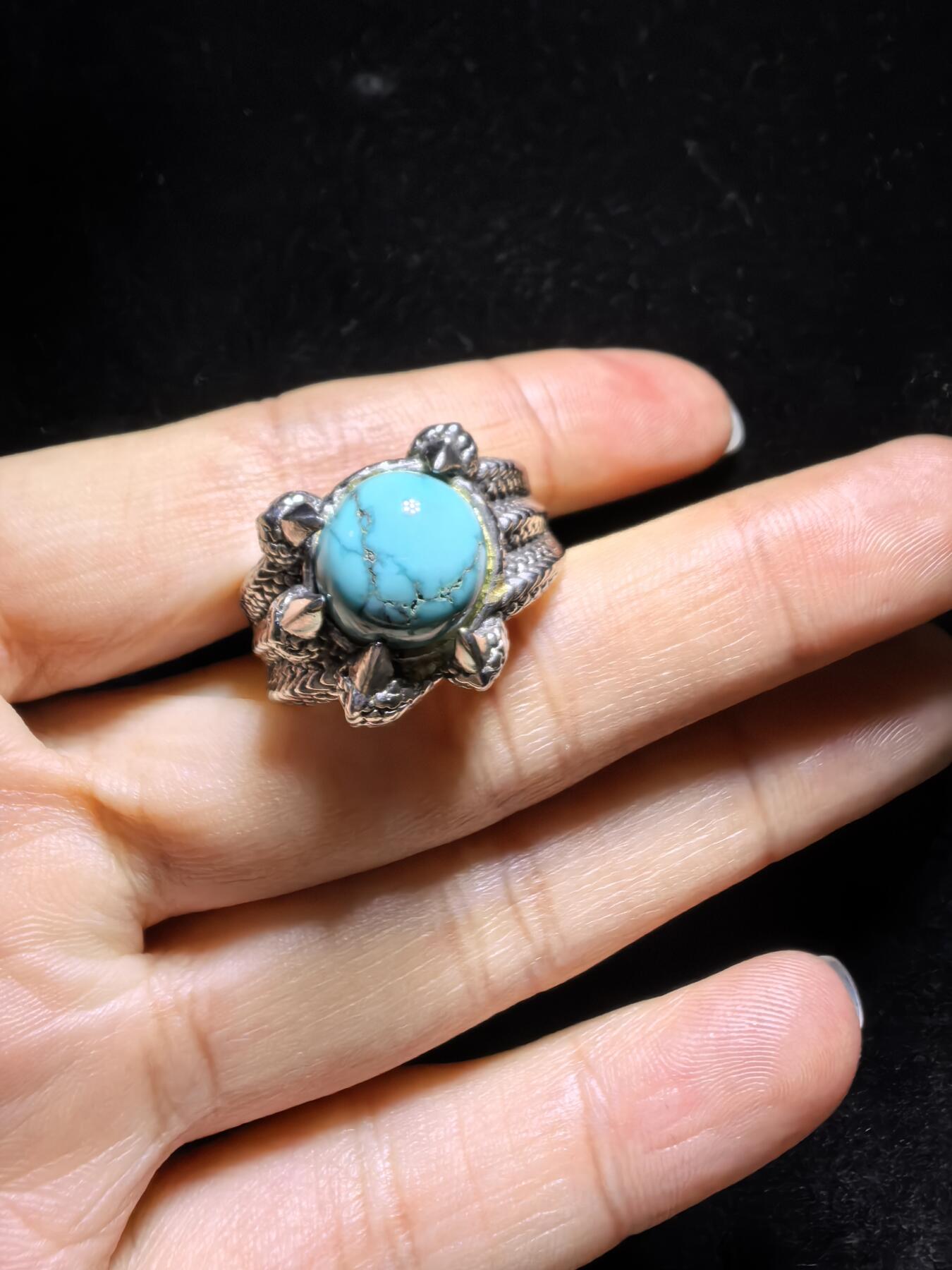 原矿绿松石高瓷蓝男款戒指，无优化，可见天然铁线，纯银镶嵌可调节指圈。裸石尺寸：1.1cm