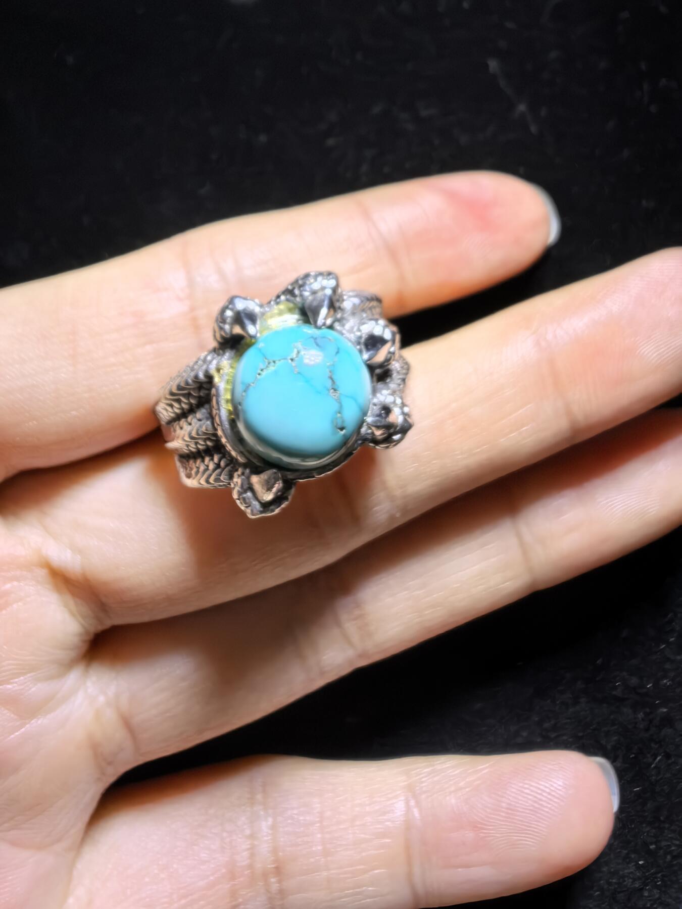 原矿绿松石高瓷蓝男款戒指，无优化，可见天然铁线，纯银镶嵌可调节指圈。裸石尺寸：1.1cm