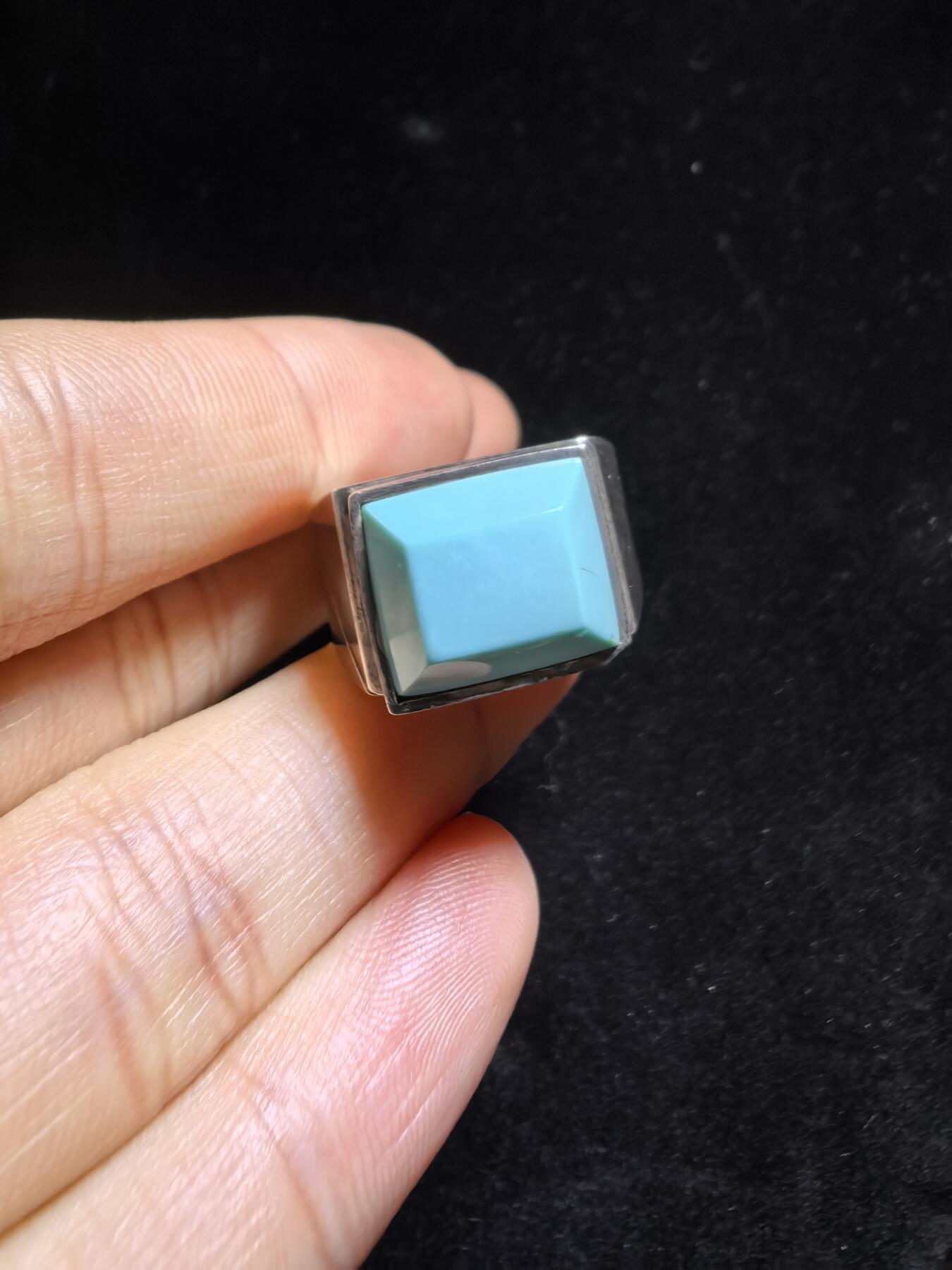 原矿绿松石男款戒指，无优化，高瓷蓝，零铁线，裸石干净，尺寸：1.3cm*1.1cm圈口21