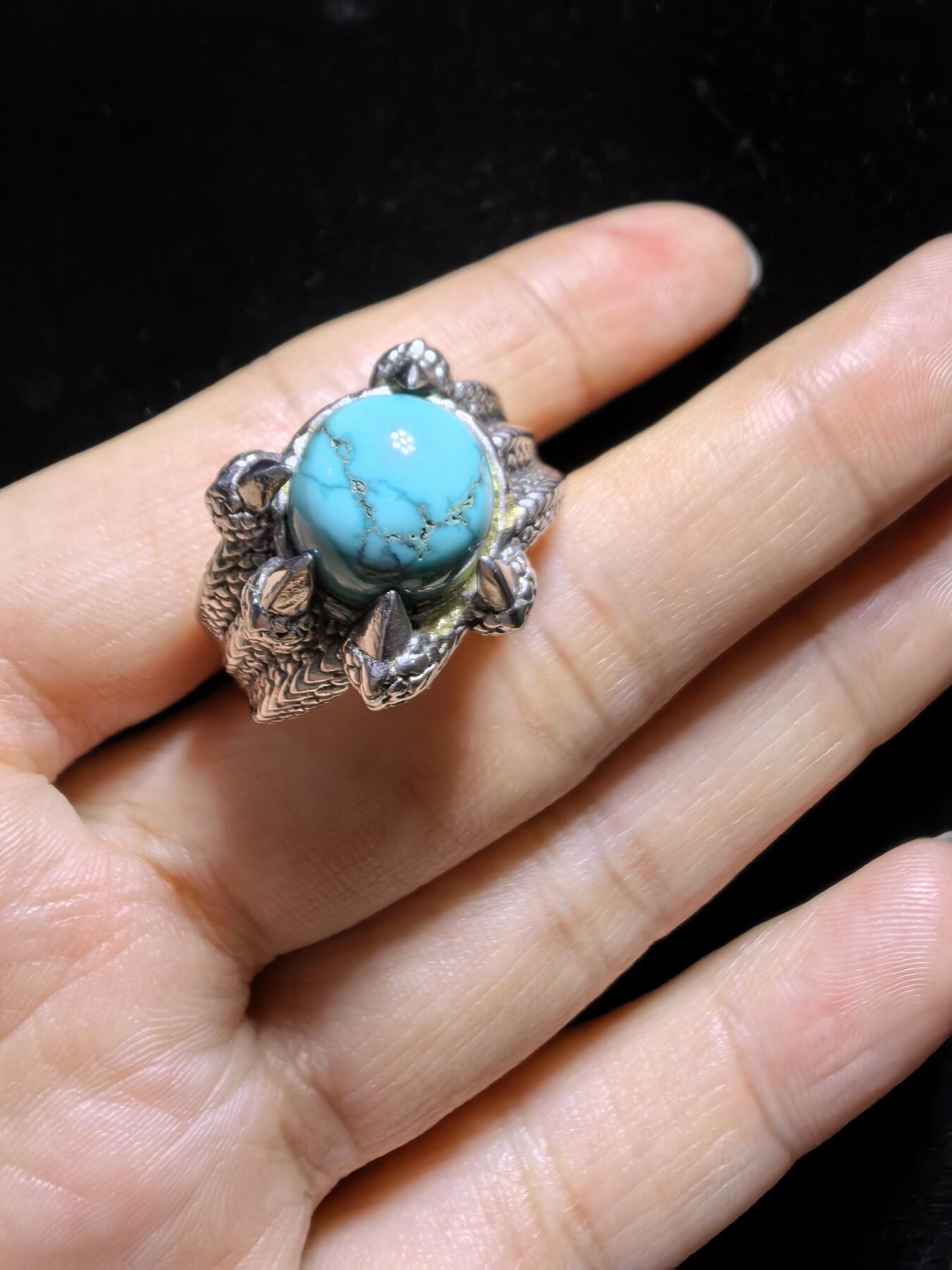 原矿绿松石高瓷蓝男款戒指，无优化，可见天然铁线，纯银镶嵌可调节指圈。裸石尺寸：1.1cm