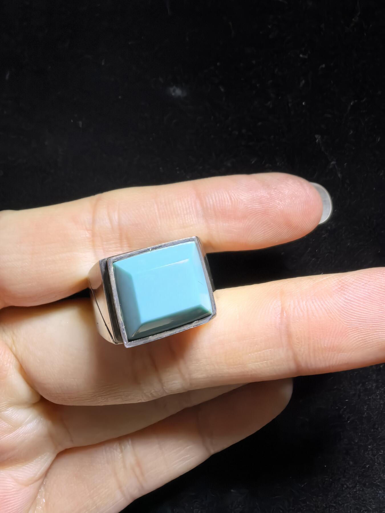 原矿绿松石男款戒指，无优化，高瓷蓝，零铁线，裸石干净，尺寸：1.3cm*1.1cm圈口21