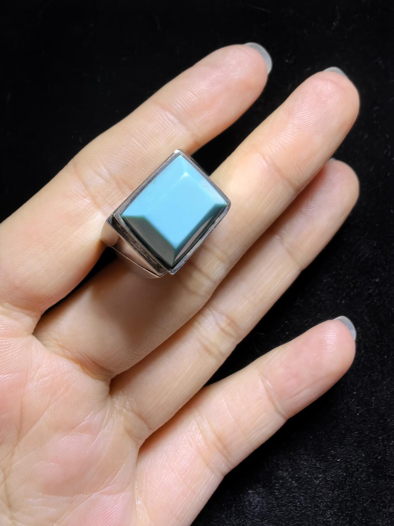 原矿绿松石男款戒指，无优化，高瓷蓝，零铁线，裸石干净，尺寸：1.3cm*1.1cm圈口21