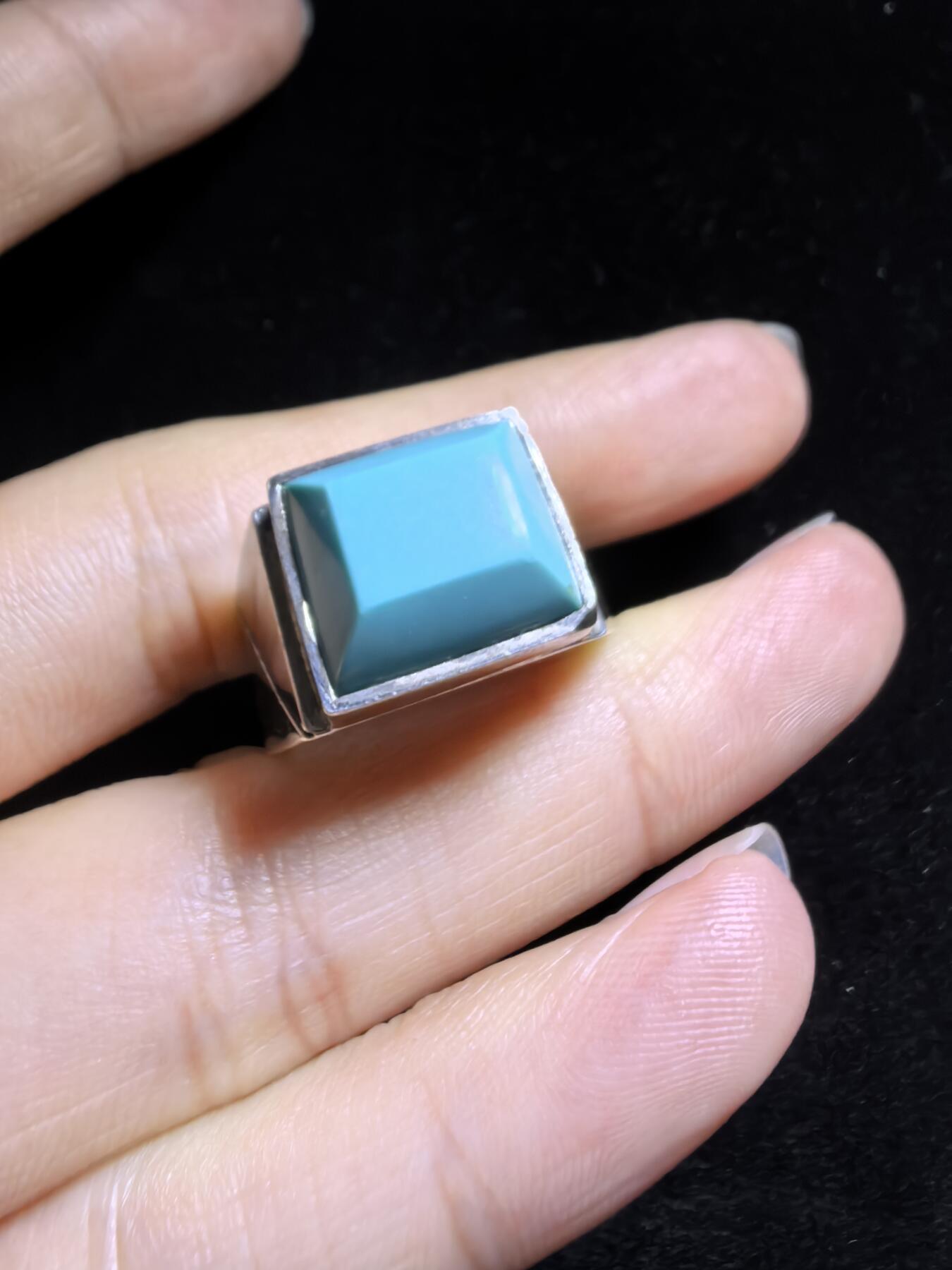 原矿绿松石男款戒指，无优化，高瓷蓝，零铁线，裸石干净，尺寸：1.3cm*1.1cm圈口21
