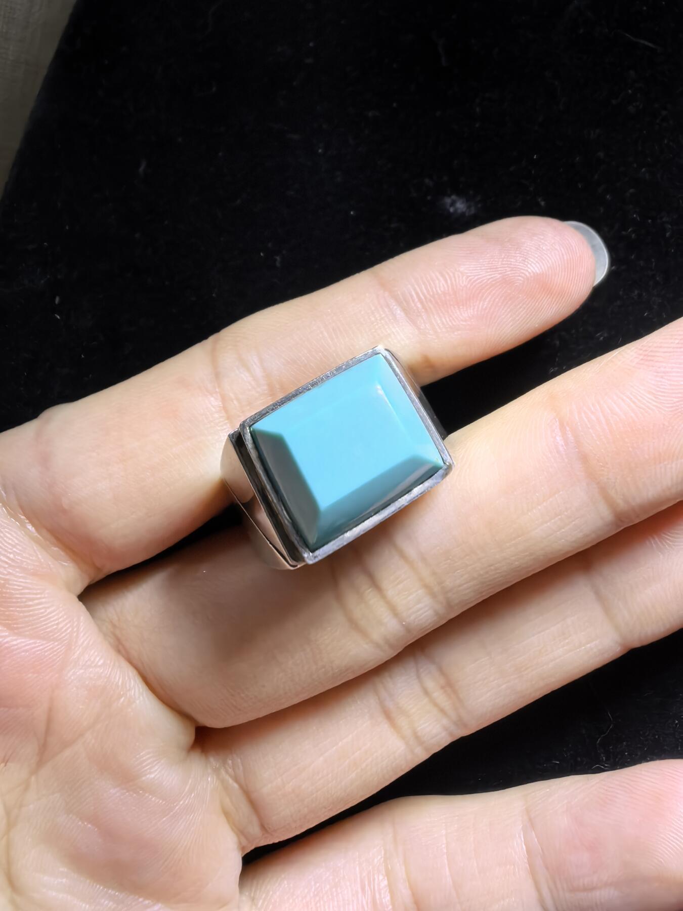 原矿绿松石男款戒指，无优化，高瓷蓝，零铁线，裸石干净，尺寸：1.3cm*1.1cm圈口21