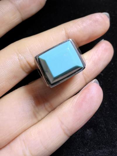原矿绿松石男款戒指，无优化，高瓷蓝，零铁线，裸石干净，尺寸：1.3cm*1.1cm圈口21