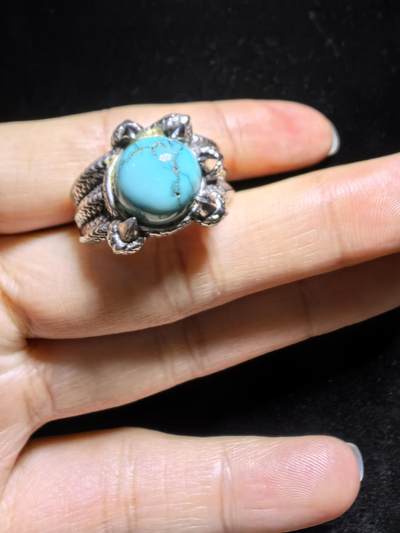 原矿绿松石高瓷蓝男款戒指，无优化，可见天然铁线，纯银镶嵌可调节指圈。裸石尺寸：1.1cm