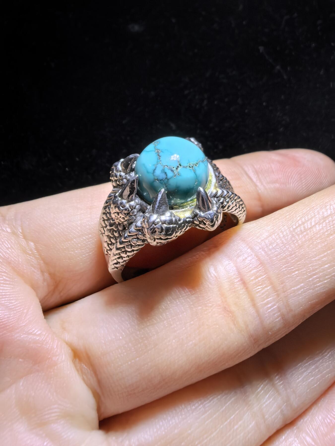 原矿绿松石高瓷蓝男款戒指，无优化，可见天然铁线，纯银镶嵌可调节指圈。裸石尺寸：1.1cm