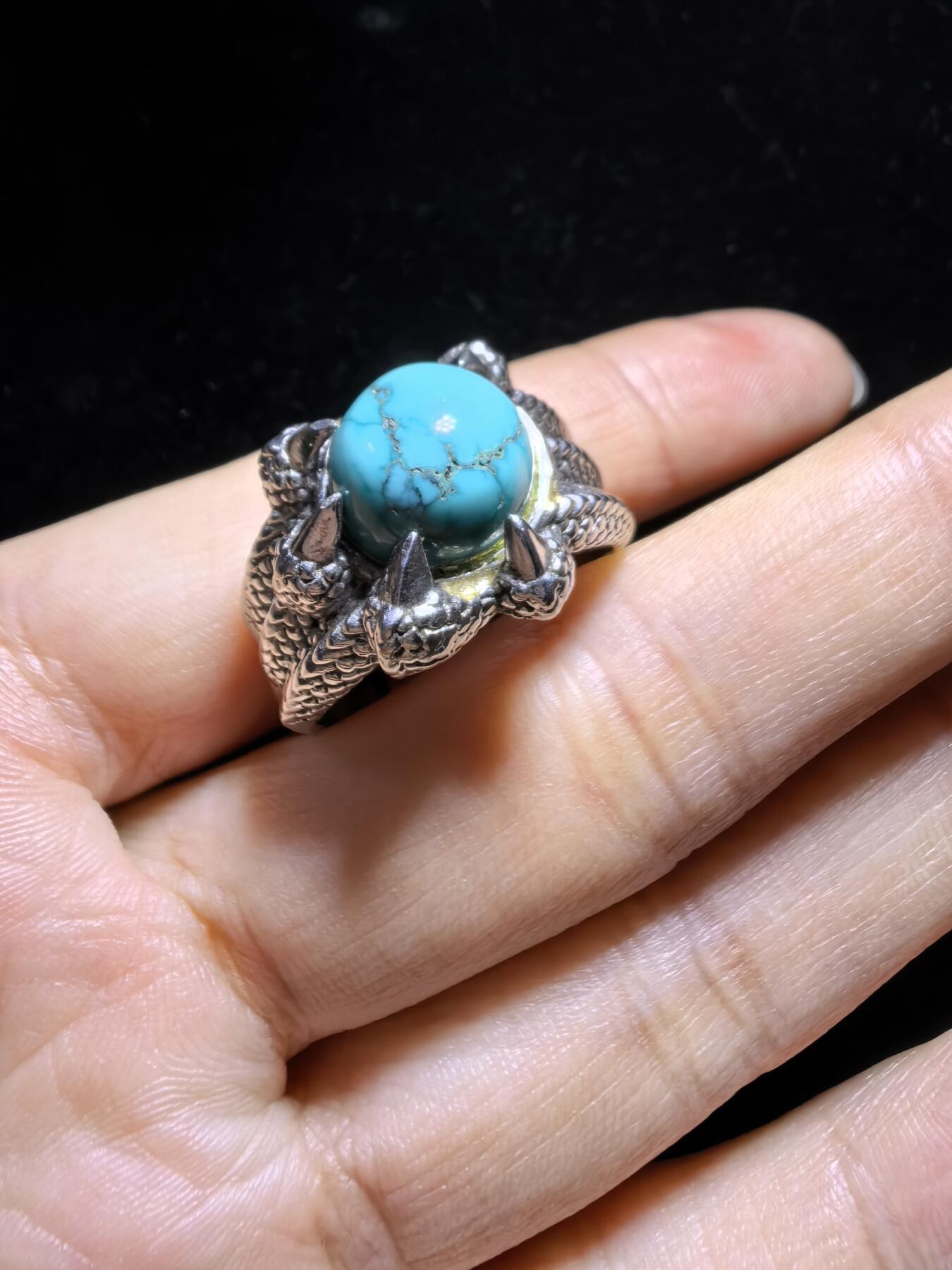 原矿绿松石高瓷蓝男款戒指，无优化，可见天然铁线，纯银镶嵌可调节指圈。裸石尺寸：1.1cm