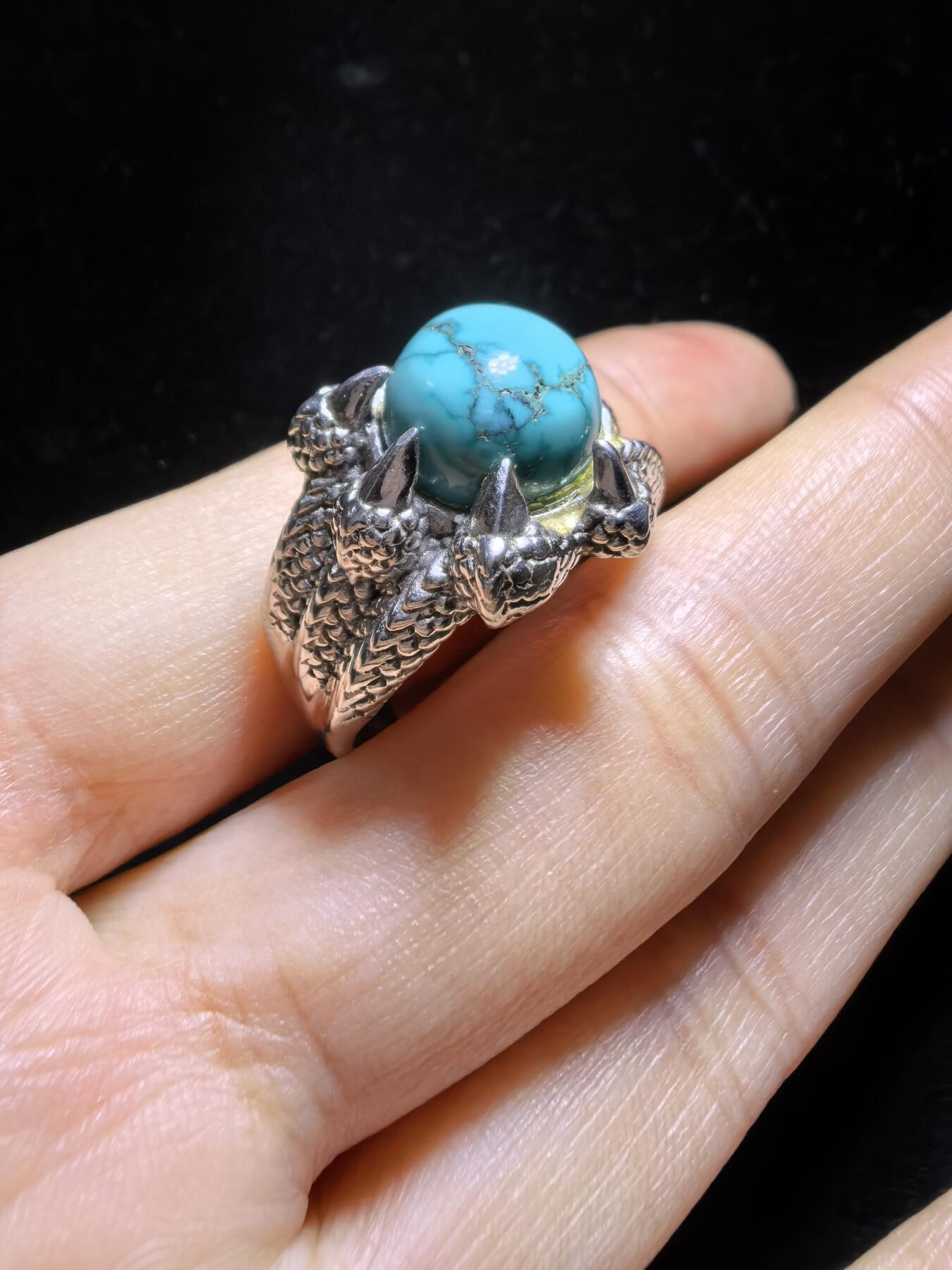 原矿绿松石高瓷蓝男款戒指，无优化，可见天然铁线，纯银镶嵌可调节指圈。裸石尺寸：1.1cm