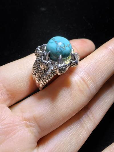 原矿绿松石高瓷蓝男款戒指，无优化，可见天然铁线，纯银镶嵌可调节指圈。裸石尺寸：1.1cm