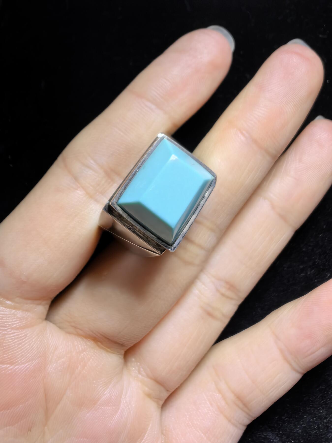 原矿绿松石男款戒指，无优化，高瓷蓝，零铁线，裸石干净，尺寸：1.3cm*1.1cm圈口21