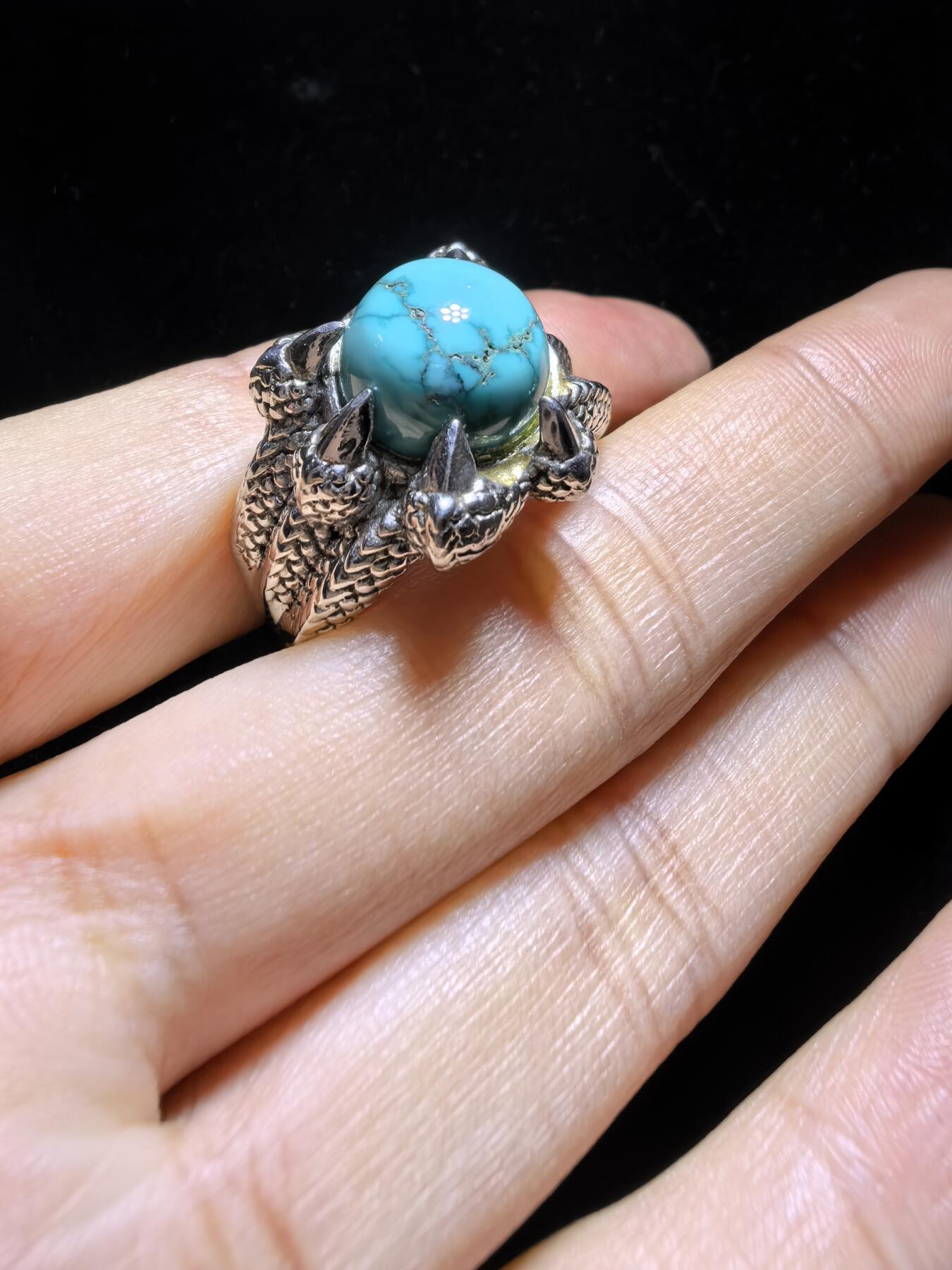 原矿绿松石高瓷蓝男款戒指，无优化，可见天然铁线，纯银镶嵌可调节指圈。裸石尺寸：1.1cm