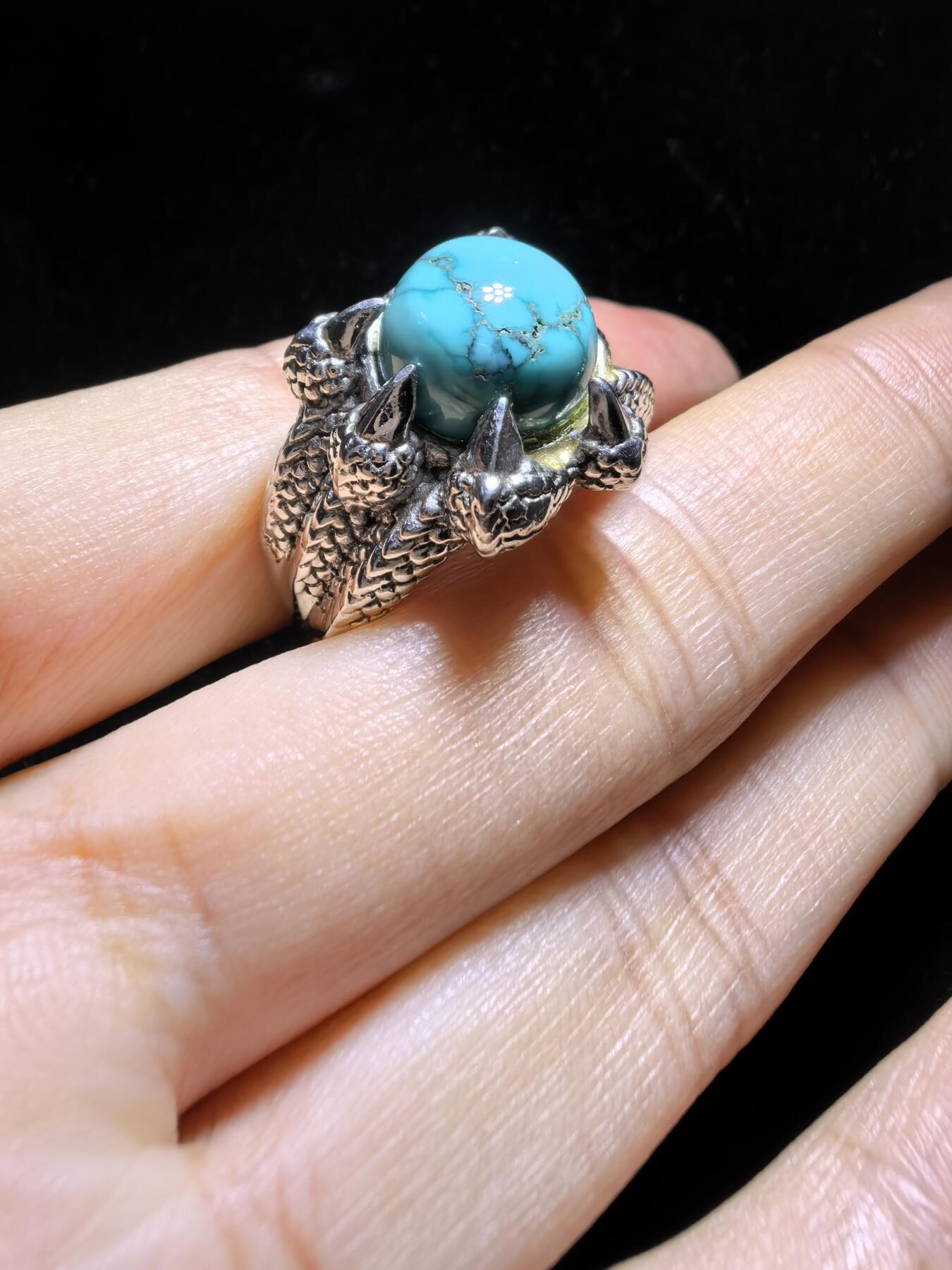 原矿绿松石高瓷蓝男款戒指，无优化，可见天然铁线，纯银镶嵌可调节指圈。裸石尺寸：1.1cm