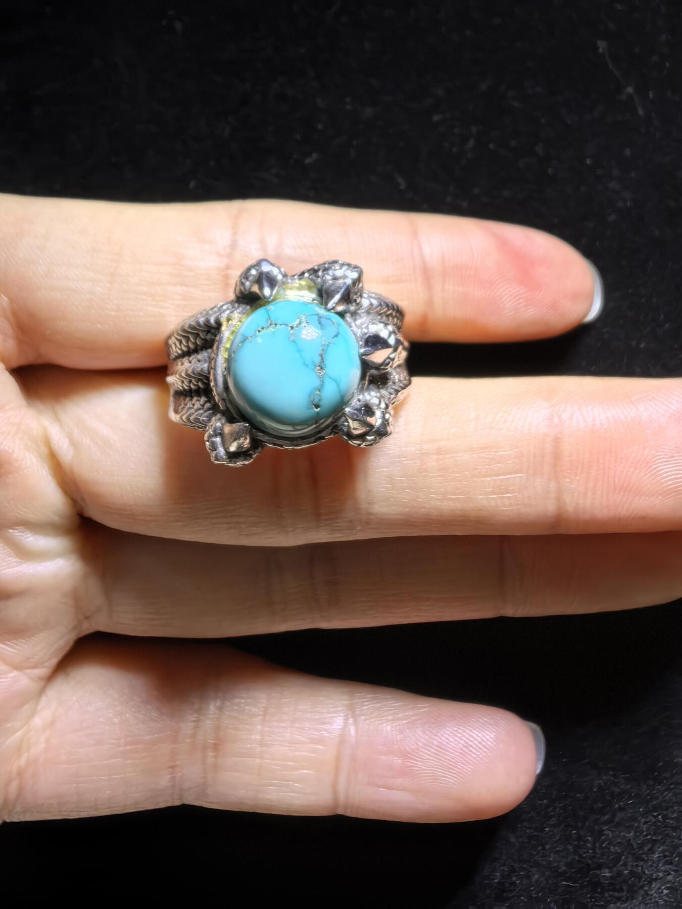 原矿绿松石高瓷蓝男款戒指，无优化，可见天然铁线，纯银镶嵌可调节指圈。裸石尺寸：1.1cm