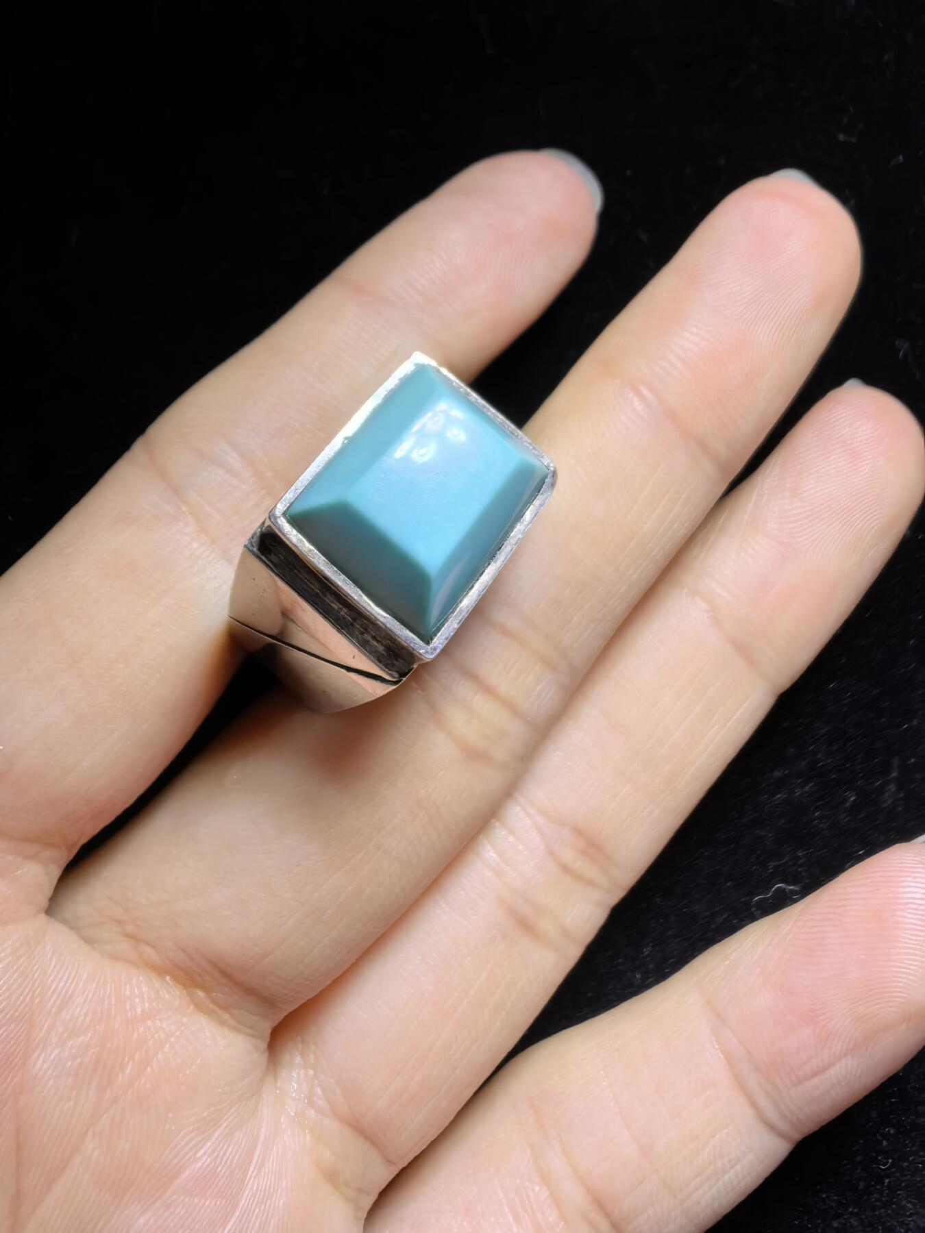 原矿绿松石男款戒指，无优化，高瓷蓝，零铁线，裸石干净，尺寸：1.3cm*1.1cm圈口21