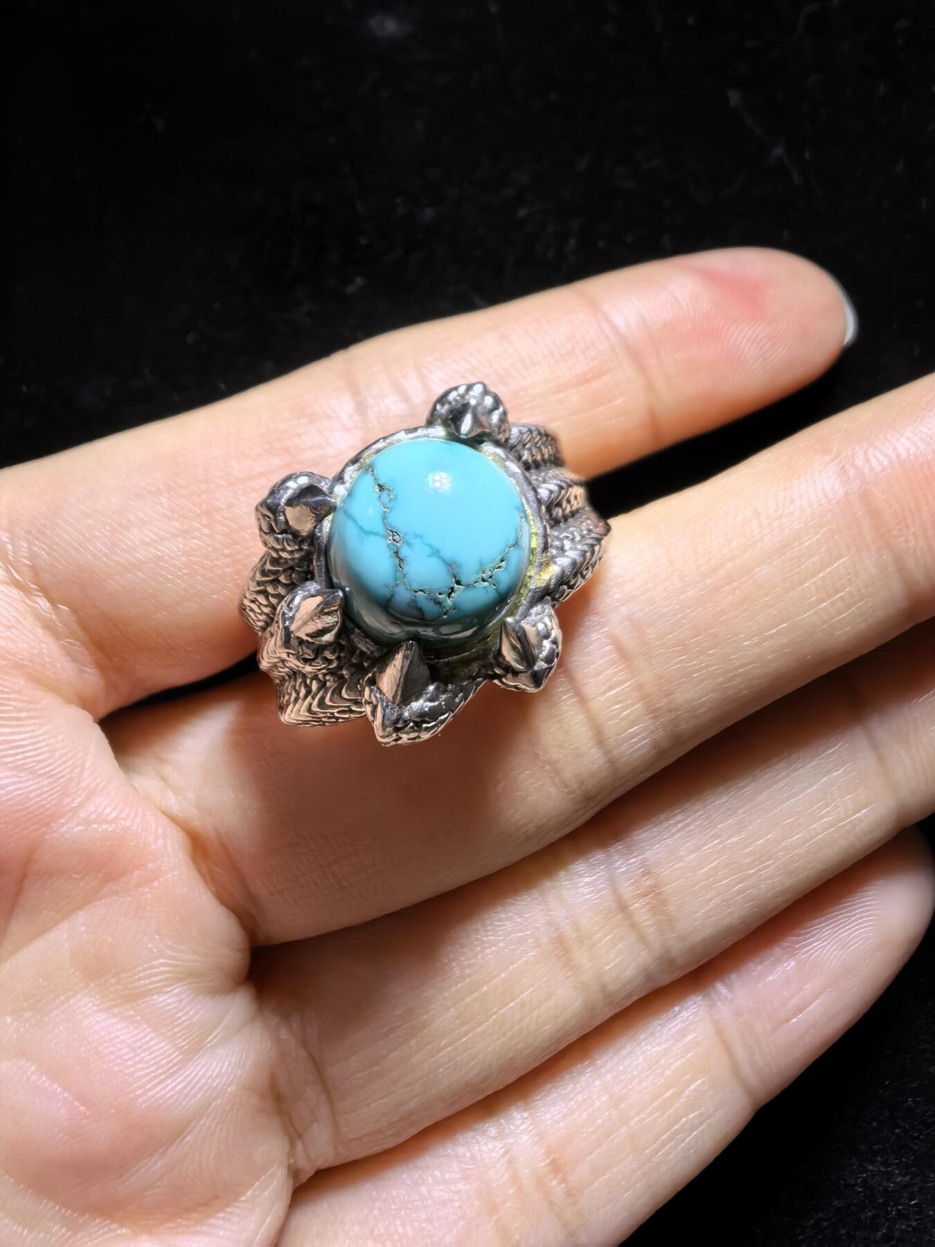 原矿绿松石高瓷蓝男款戒指，无优化，可见天然铁线，纯银镶嵌可调节指圈。裸石尺寸：1.1cm