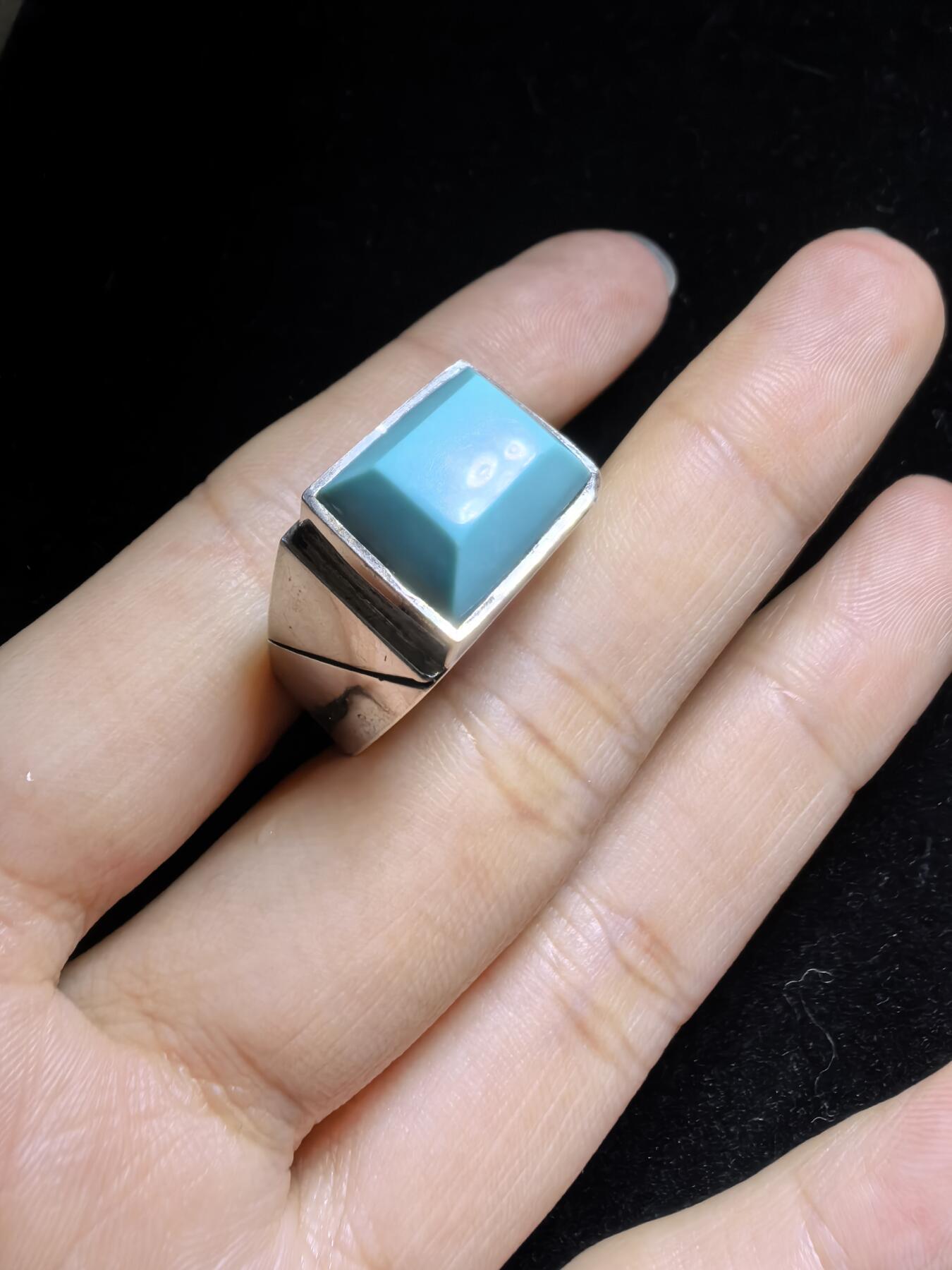 原矿绿松石男款戒指，无优化，高瓷蓝，零铁线，裸石干净，尺寸：1.3cm*1.1cm圈口21