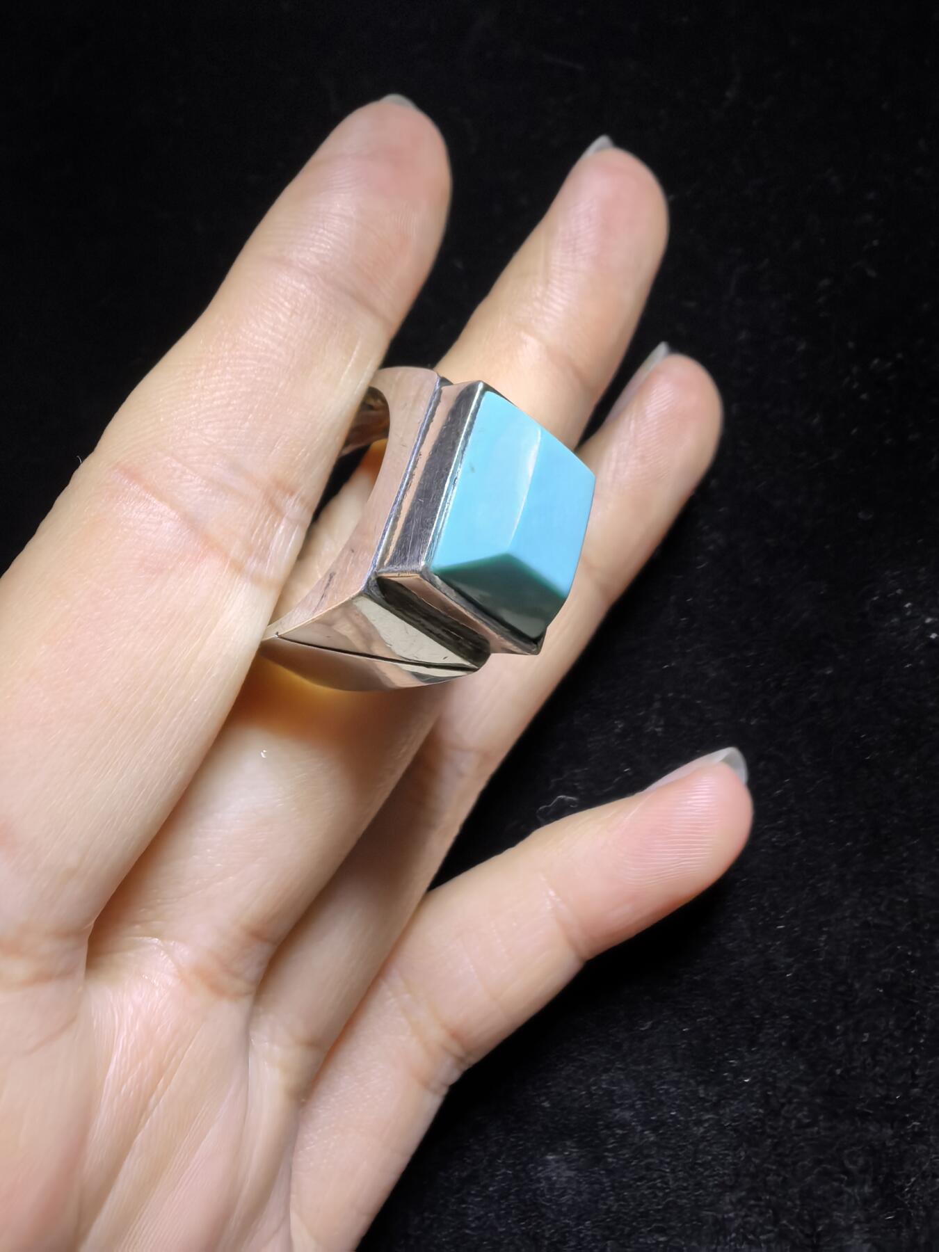 原矿绿松石男款戒指，无优化，高瓷蓝，零铁线，裸石干净，尺寸：1.3cm*1.1cm圈口21