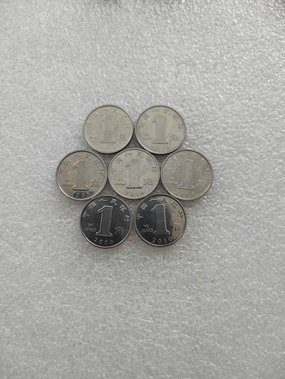 钢兰花一角硬币是第五套人民币中的一种流通硬币，材质为不锈钢，质感偏灰，比早期铝合金版本更坚硬 。自2