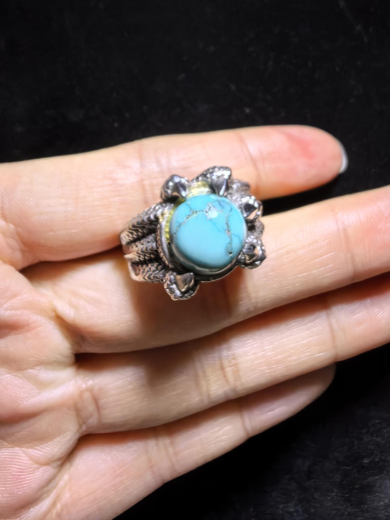 原矿绿松石高瓷蓝男款戒指，无优化，可见天然铁线，纯银镶嵌可调节指圈。裸石尺寸：1.1cm