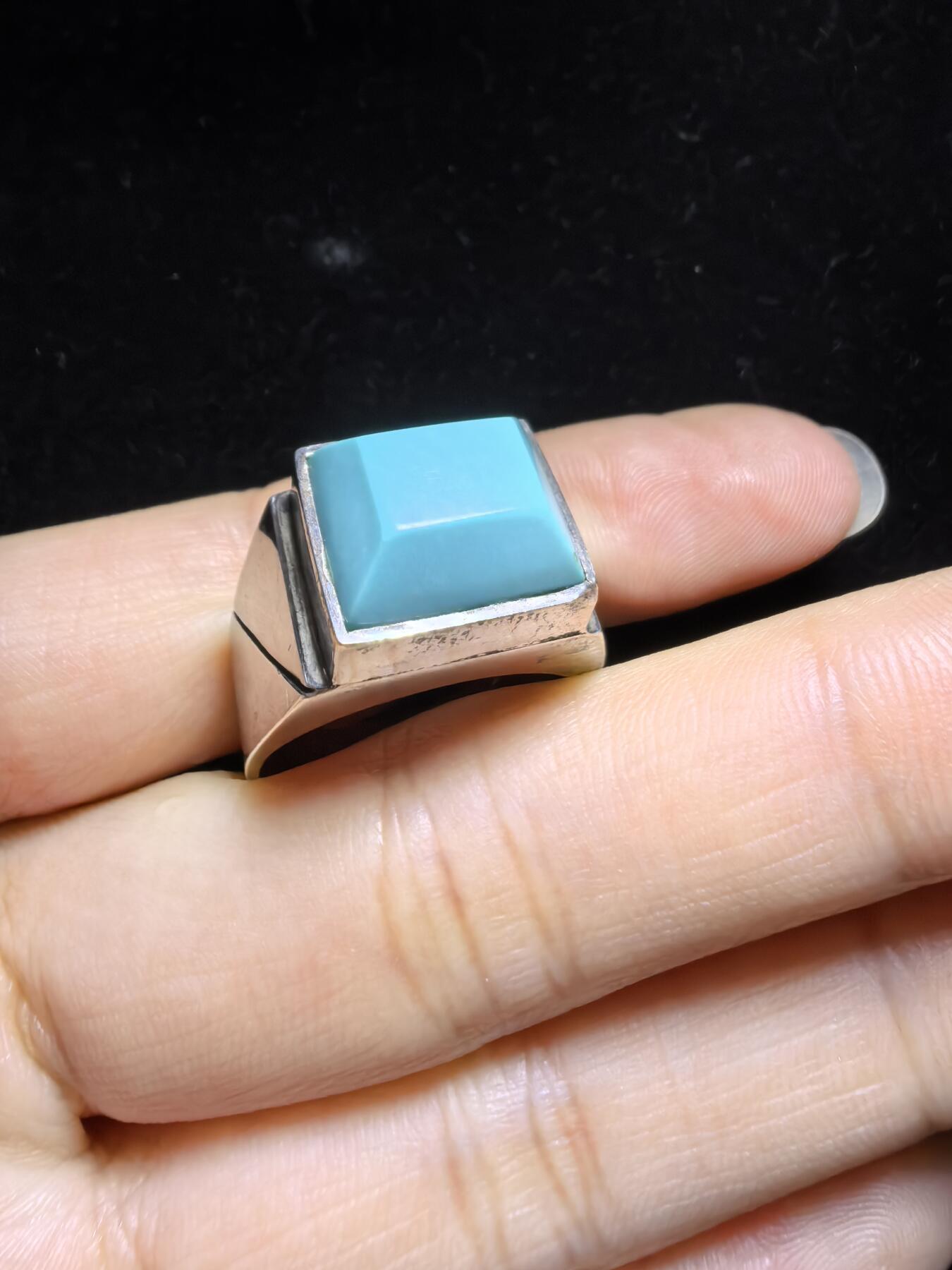 原矿绿松石男款戒指，无优化，高瓷蓝，零铁线，裸石干净，尺寸：1.3cm*1.1cm圈口21