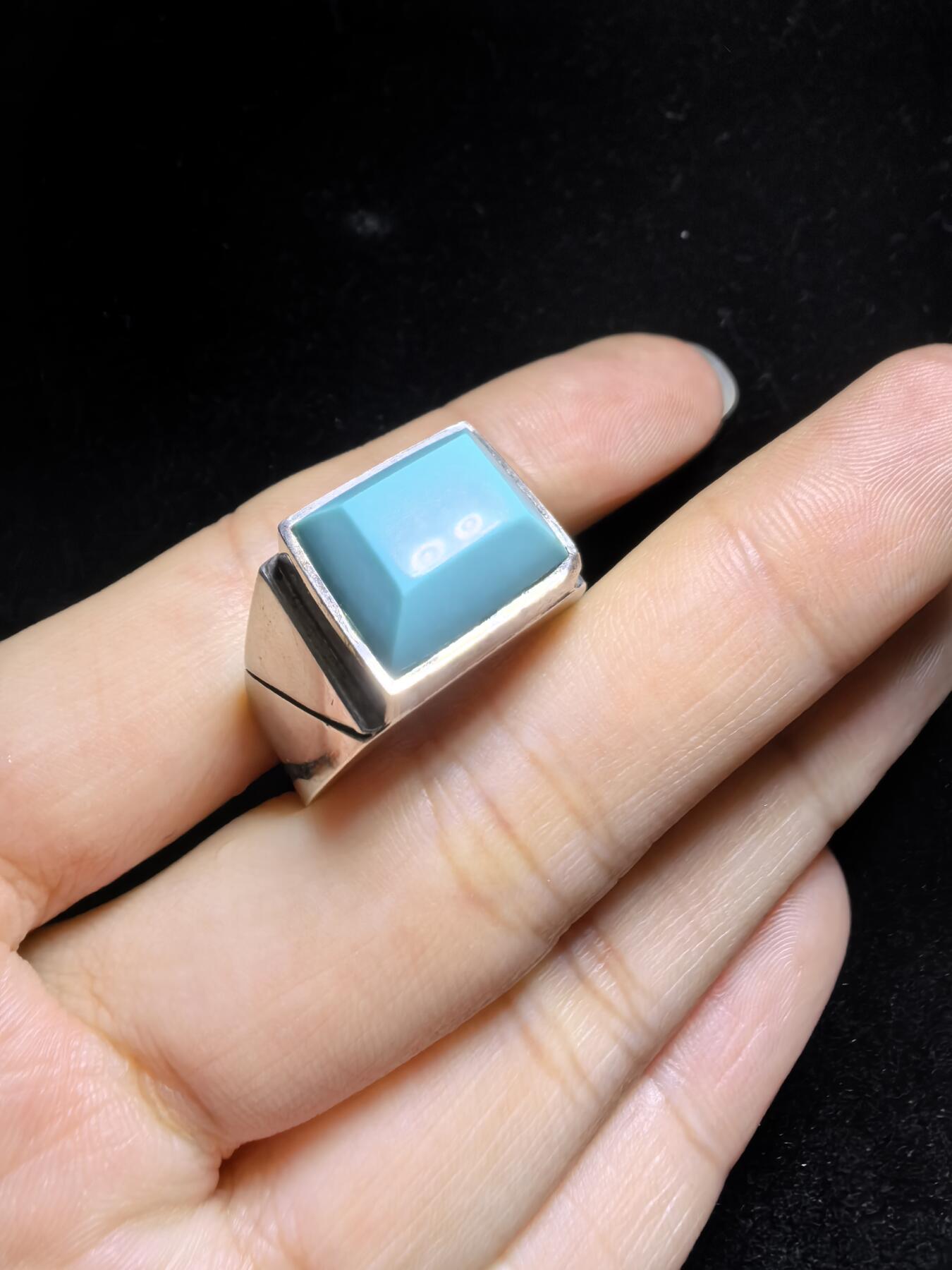 原矿绿松石男款戒指，无优化，高瓷蓝，零铁线，裸石干净，尺寸：1.3cm*1.1cm圈口21