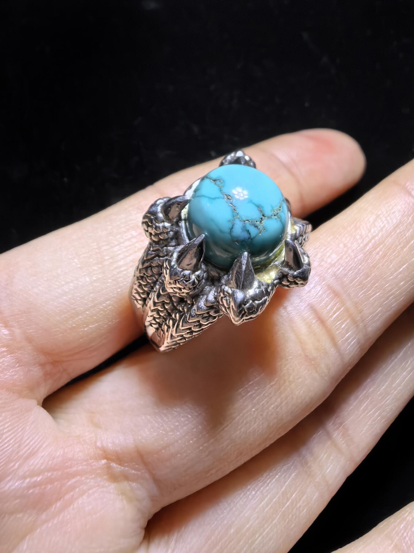 原矿绿松石高瓷蓝男款戒指，无优化，可见天然铁线，纯银镶嵌可调节指圈。裸石尺寸：1.1cm