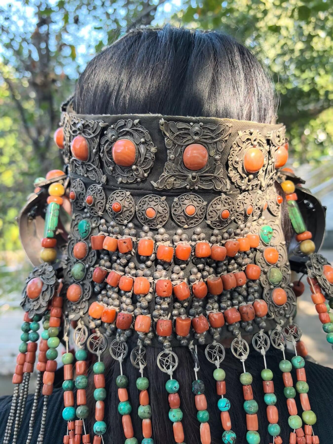 清代蒙古公主出嫁头饰

在古时的蒙古，发饰就是女人的嫁妆，不仅仅是财产的额象征更是对娘家的寄托！
整体配饰为纯天然有机宝石（可见天然虫洞）、原矿绿松石总长约80cm克重约3.35公斤