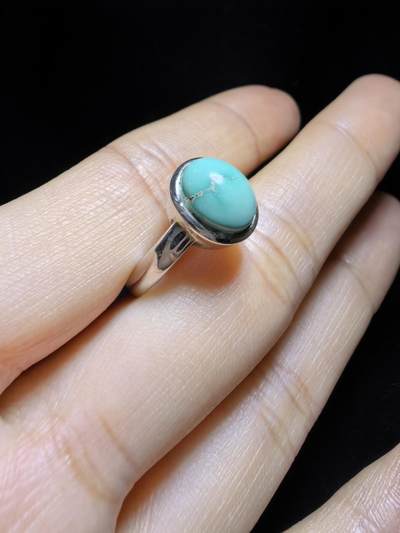 纯天然原矿绿松石高瓷蓝女戒，清新淡雅，精致小巧。纯银镶嵌可调节指圈。裸石尺寸：0.9cm*0.7cm