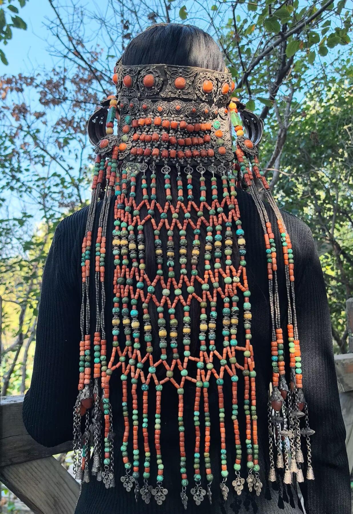 清代蒙古公主出嫁头饰

在古时的蒙古，发饰就是女人的嫁妆，不仅仅是财产的额象征更是对娘家的寄托！
整体配饰为纯天然有机宝石（可见天然虫洞）、原矿绿松石总长约80cm克重约3.35公斤