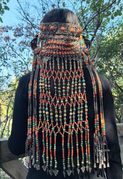 清代蒙古公主出嫁头饰

在古时的蒙古，发饰就是女人的嫁妆，不仅仅是财产的额象征更是对娘家的寄托！
整体配饰为纯天然有机宝石（可见天然虫洞）、原矿绿松石总长约80cm克重约3.35公斤