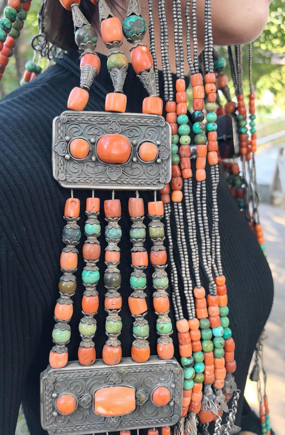 清代蒙古公主出嫁头饰

在古时的蒙古，发饰就是女人的嫁妆，不仅仅是财产的额象征更是对娘家的寄托！
整体配饰为纯天然有机宝石（可见天然虫洞）、原矿绿松石总长约80cm克重约3.35公斤