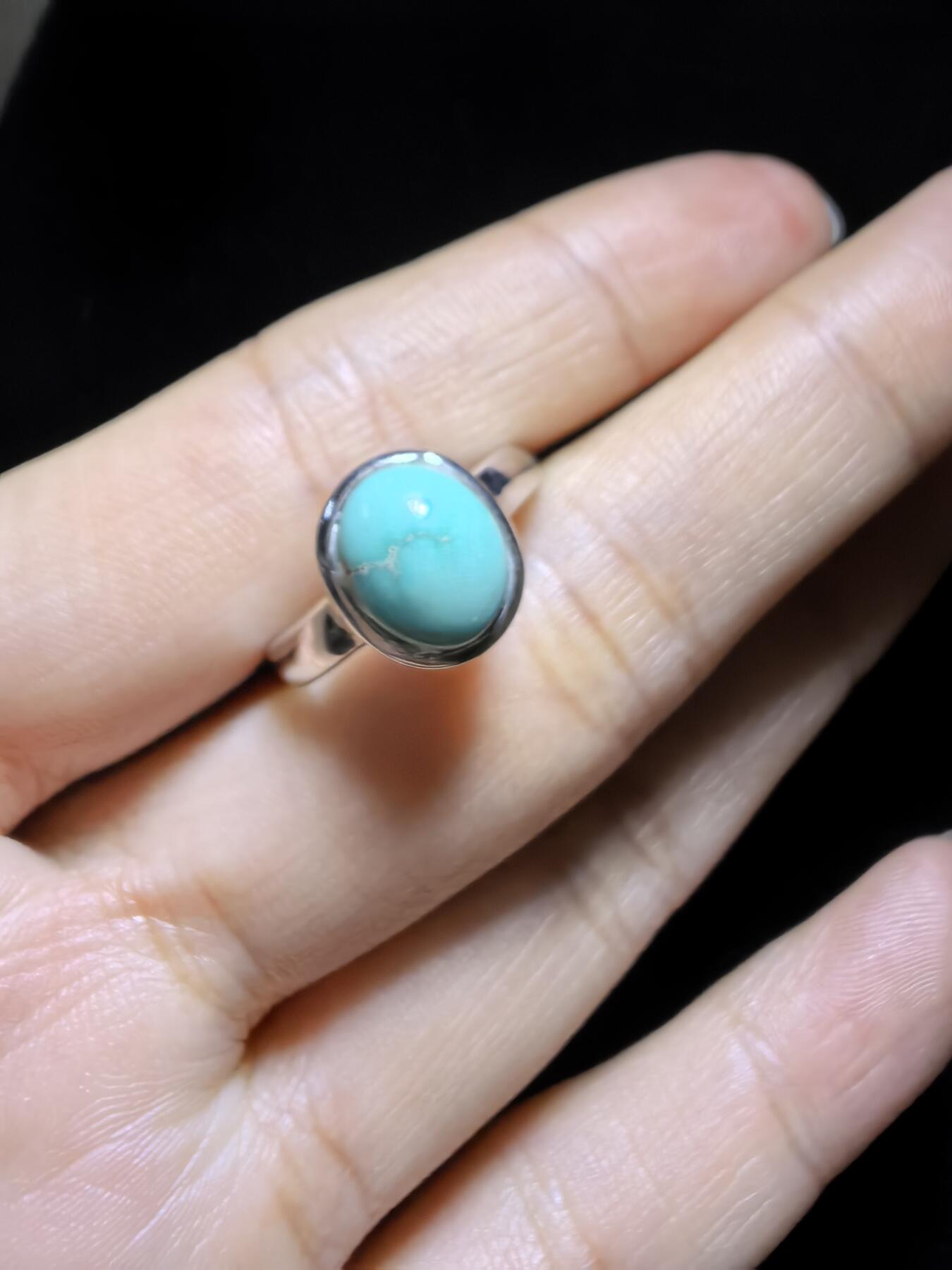 纯天然原矿绿松石高瓷蓝女戒，清新淡雅，精致小巧。纯银镶嵌可调节指圈。裸石尺寸：0.9cm*0.7cm