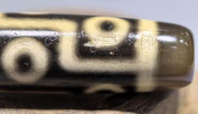 折线九眼财珠吊坠挂件项链锁骨链男女款，手工珠，可见岁月包浆风化纹，胎脂温润而泽，表面可见取药坑。
​尺寸:4.9*1.3cm
​