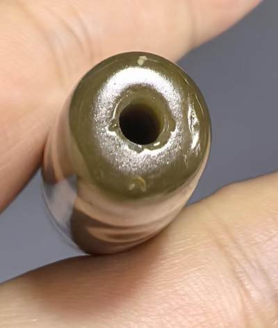 折线九眼财珠吊坠挂件项链锁骨链男女款，手工珠，可见岁月包浆风化纹，胎脂温润而泽，表面可见取药坑。
​尺寸:4.9*1.3cm
​