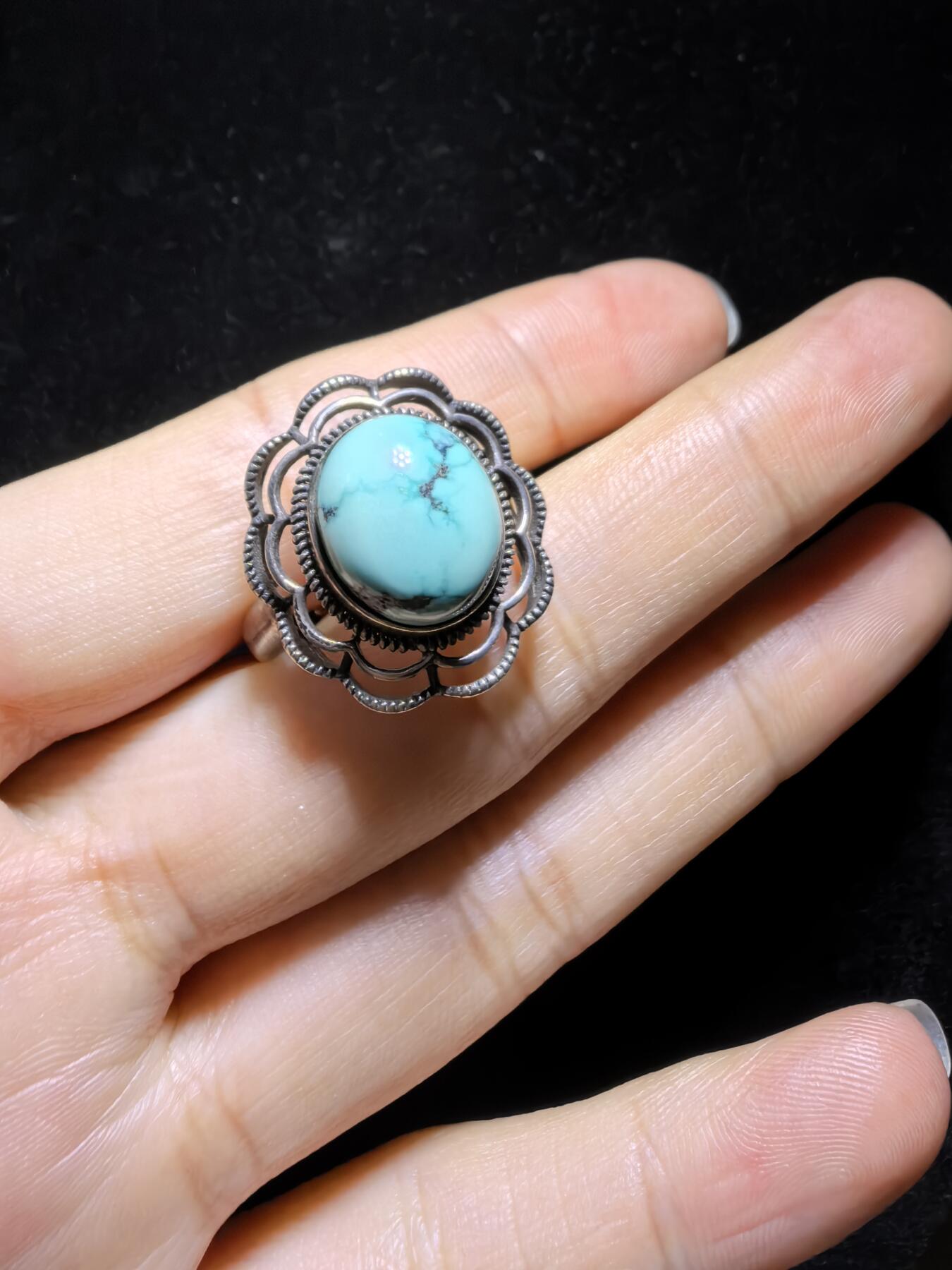 纯天然松石戒指男女款，瓷度密度较高，湖绿色加天然铁线犹如水墨诗情画意，裸石尺寸:11mm*13mm纯银镶嵌可调节指圈！