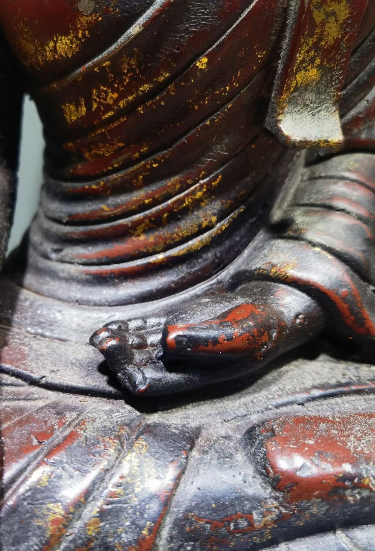 宋代洒金释迦摩尼佛整身佛像摆件乔迁办公佛龛供奉​包浆自然浑厚，包老到代！​佛手食指缺肉图中可见！​尺寸:35cm*20cm