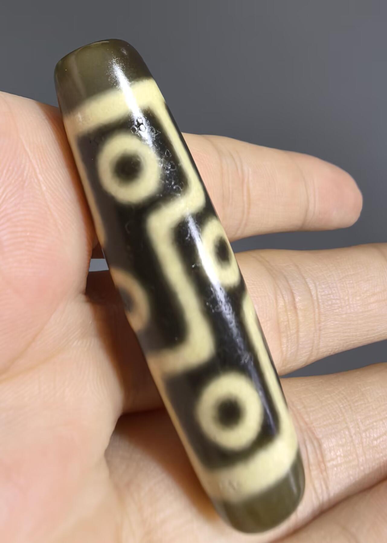 折线九眼财珠吊坠挂件项链锁骨链男女款，手工珠，可见岁月包浆风化纹，胎脂温润而泽，表面可见取药坑。
​尺寸:4.9*1.3cm
​