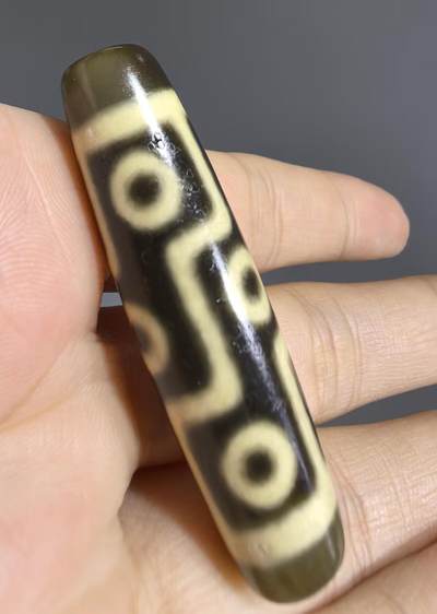 折线九眼财珠吊坠挂件项链锁骨链男女款，手工珠，可见岁月包浆风化纹，胎脂温润而泽，表面可见取药坑。
​尺寸:4.9*1.3cm
​