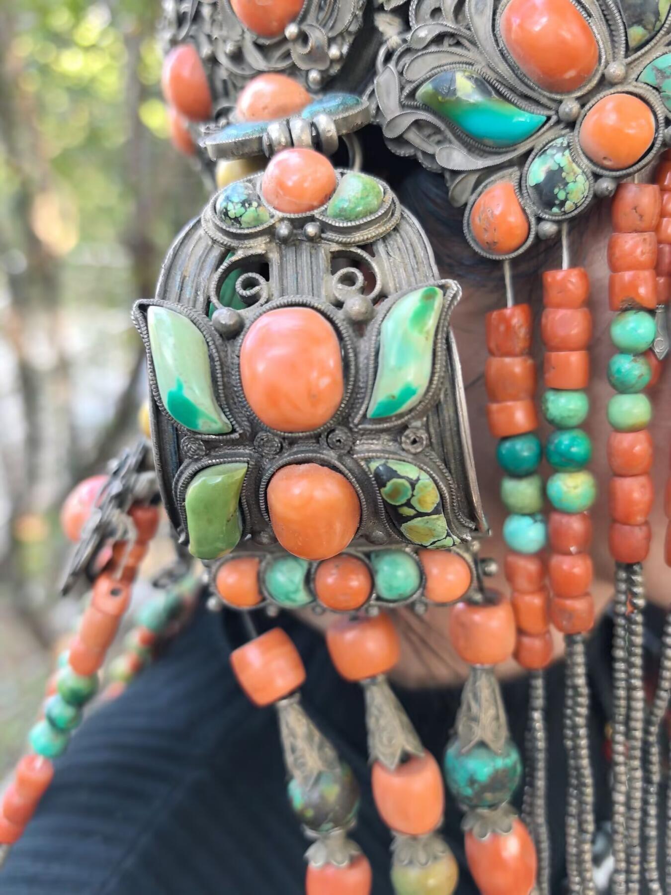 清代蒙古公主出嫁头饰

在古时的蒙古，发饰就是女人的嫁妆，不仅仅是财产的额象征更是对娘家的寄托！
整体配饰为纯天然有机宝石（可见天然虫洞）、原矿绿松石总长约80cm克重约3.35公斤