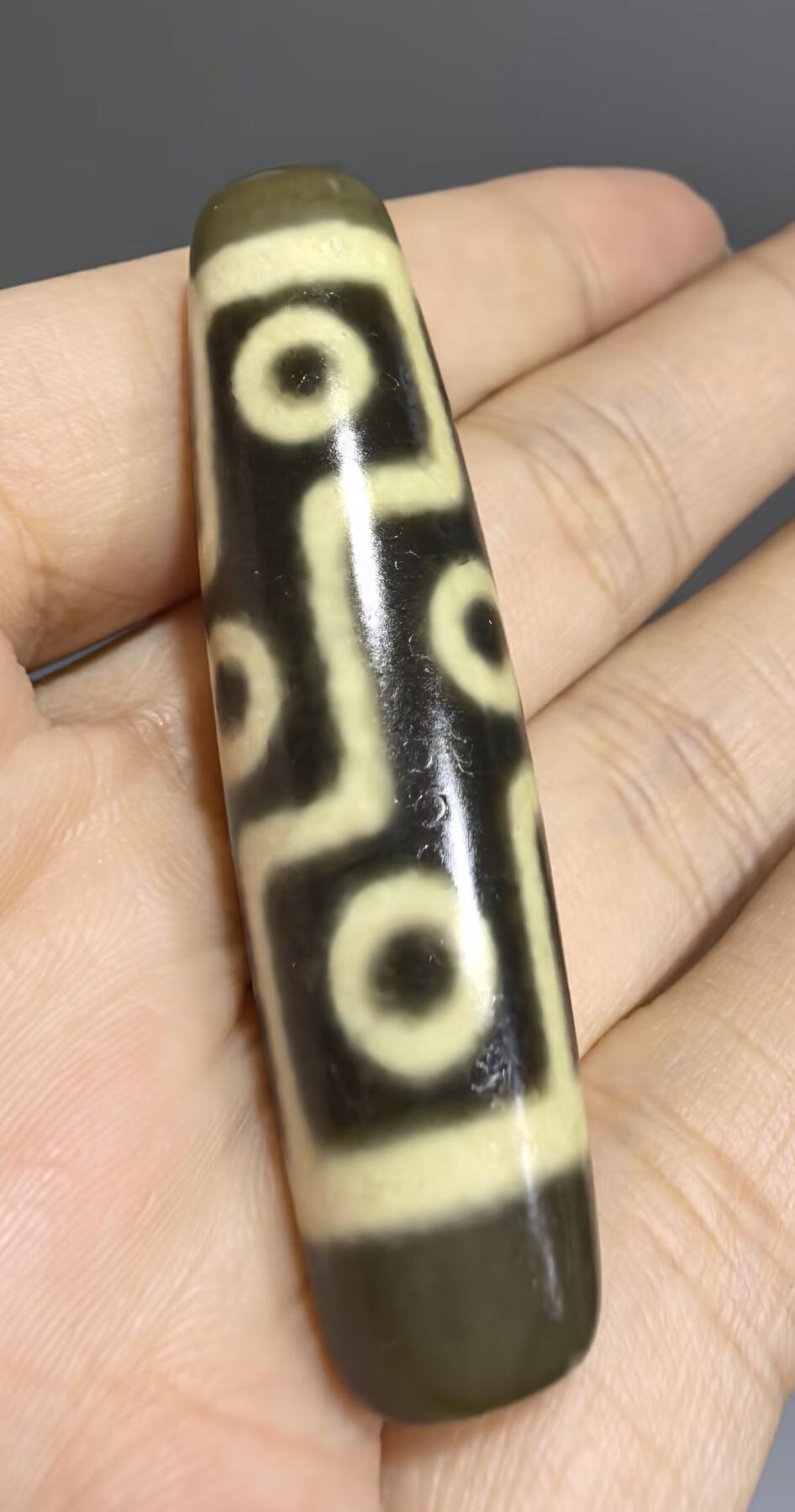 折线九眼财珠吊坠挂件项链锁骨链男女款，手工珠，可见岁月包浆风化纹，胎脂温润而泽，表面可见取药坑。
​尺寸:4.9*1.3cm
​