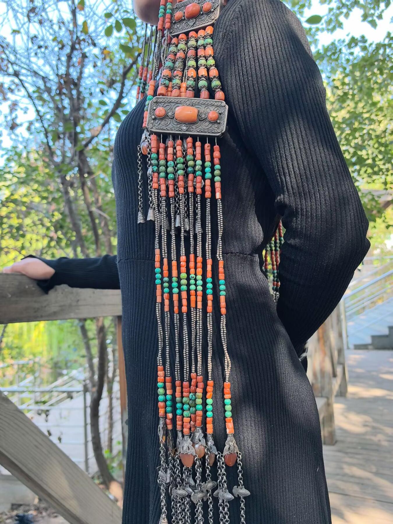 清代蒙古公主出嫁头饰

在古时的蒙古，发饰就是女人的嫁妆，不仅仅是财产的额象征更是对娘家的寄托！
整体配饰为纯天然有机宝石（可见天然虫洞）、原矿绿松石总长约80cm克重约3.35公斤