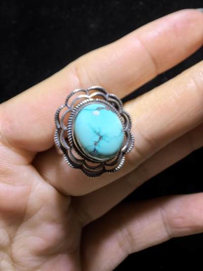 纯天然松石戒指男女款，瓷度密度较高，湖绿色加天然铁线犹如水墨诗情画意，裸石尺寸:11mm*13mm纯银镶嵌可调节指圈！