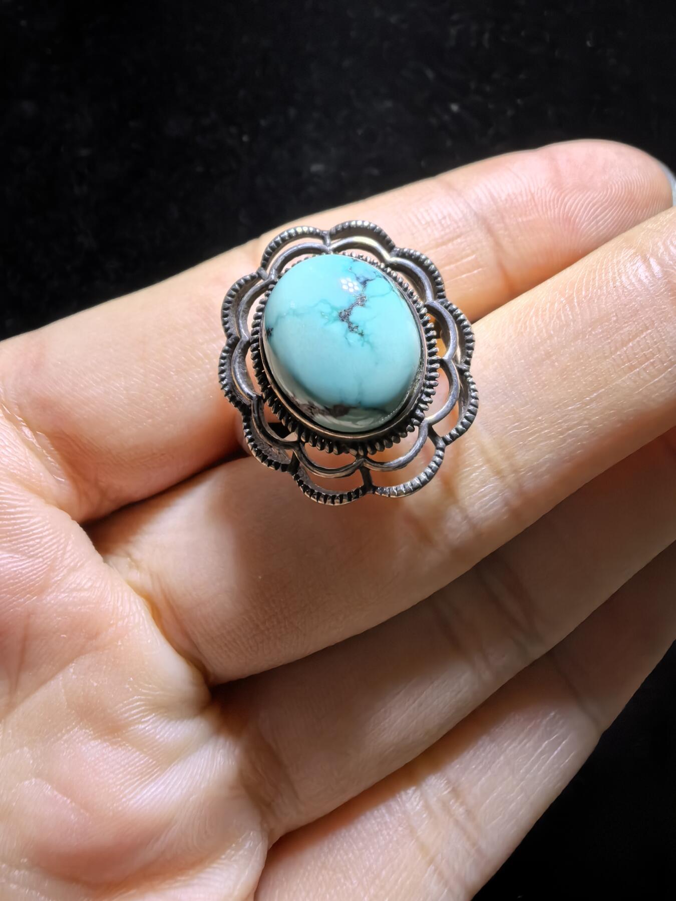 纯天然松石戒指男女款，瓷度密度较高，湖绿色加天然铁线犹如水墨诗情画意，裸石尺寸:11mm*13mm纯银镶嵌可调节指圈！